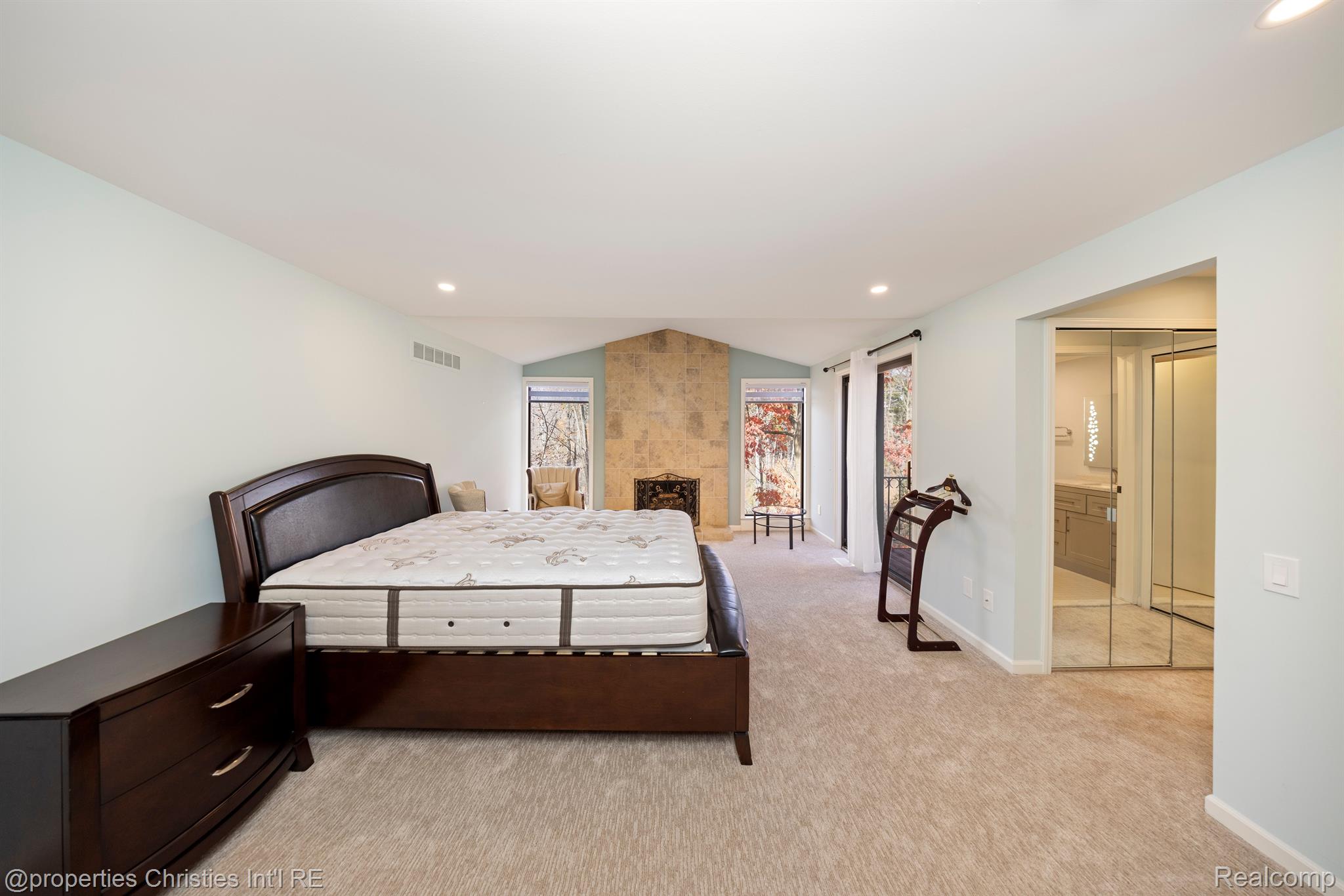 1117 IVYGLEN Circle