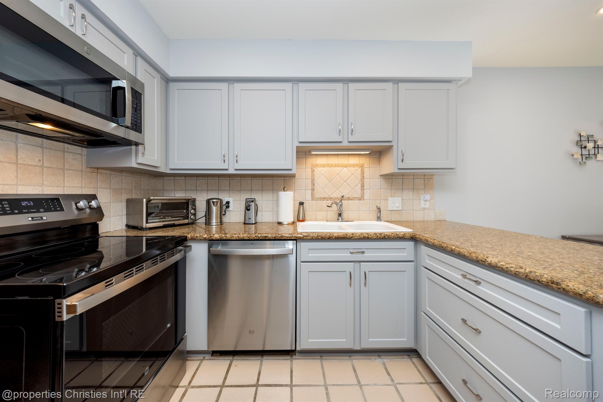 1117 IVYGLEN Circle