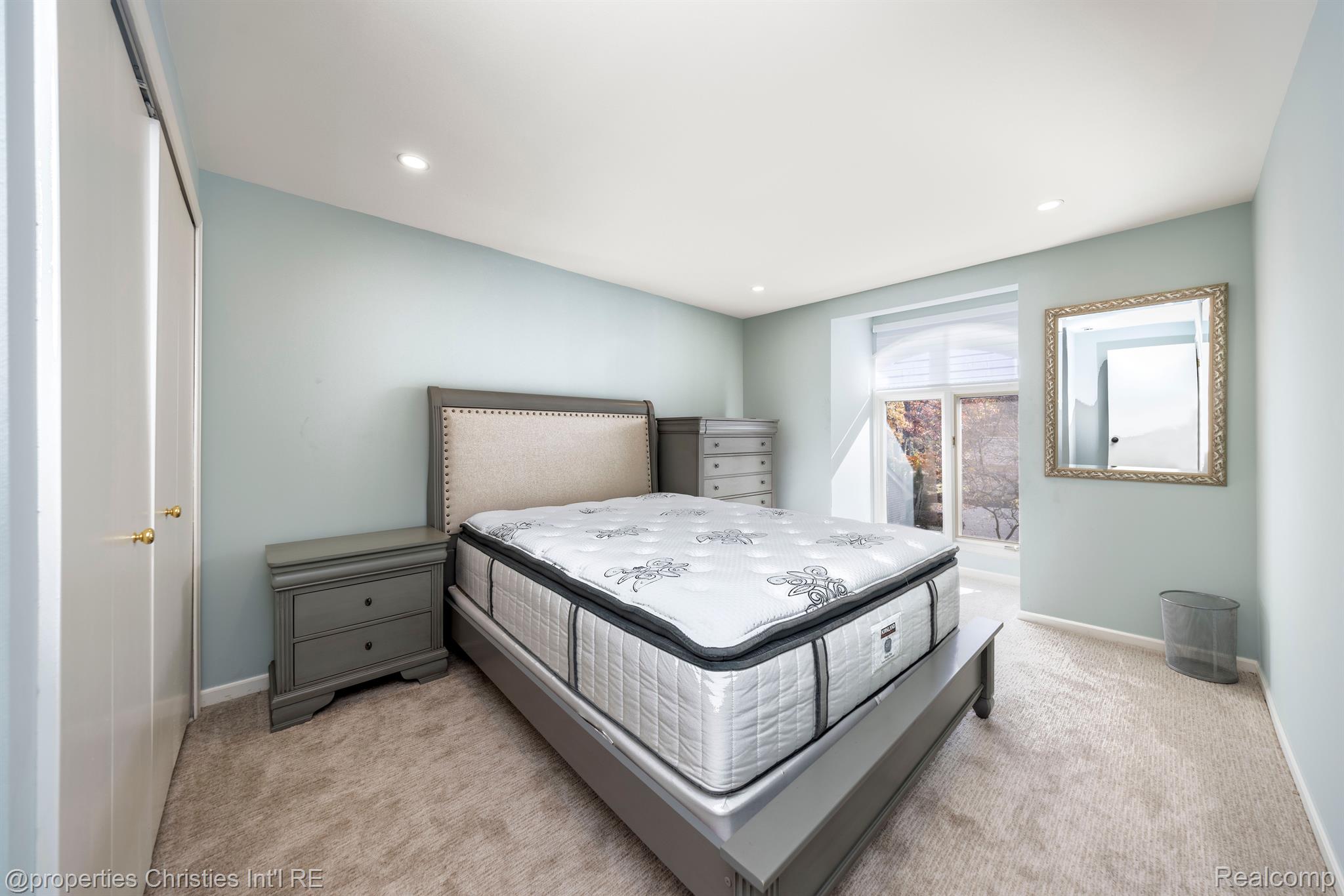 1117 IVYGLEN Circle
