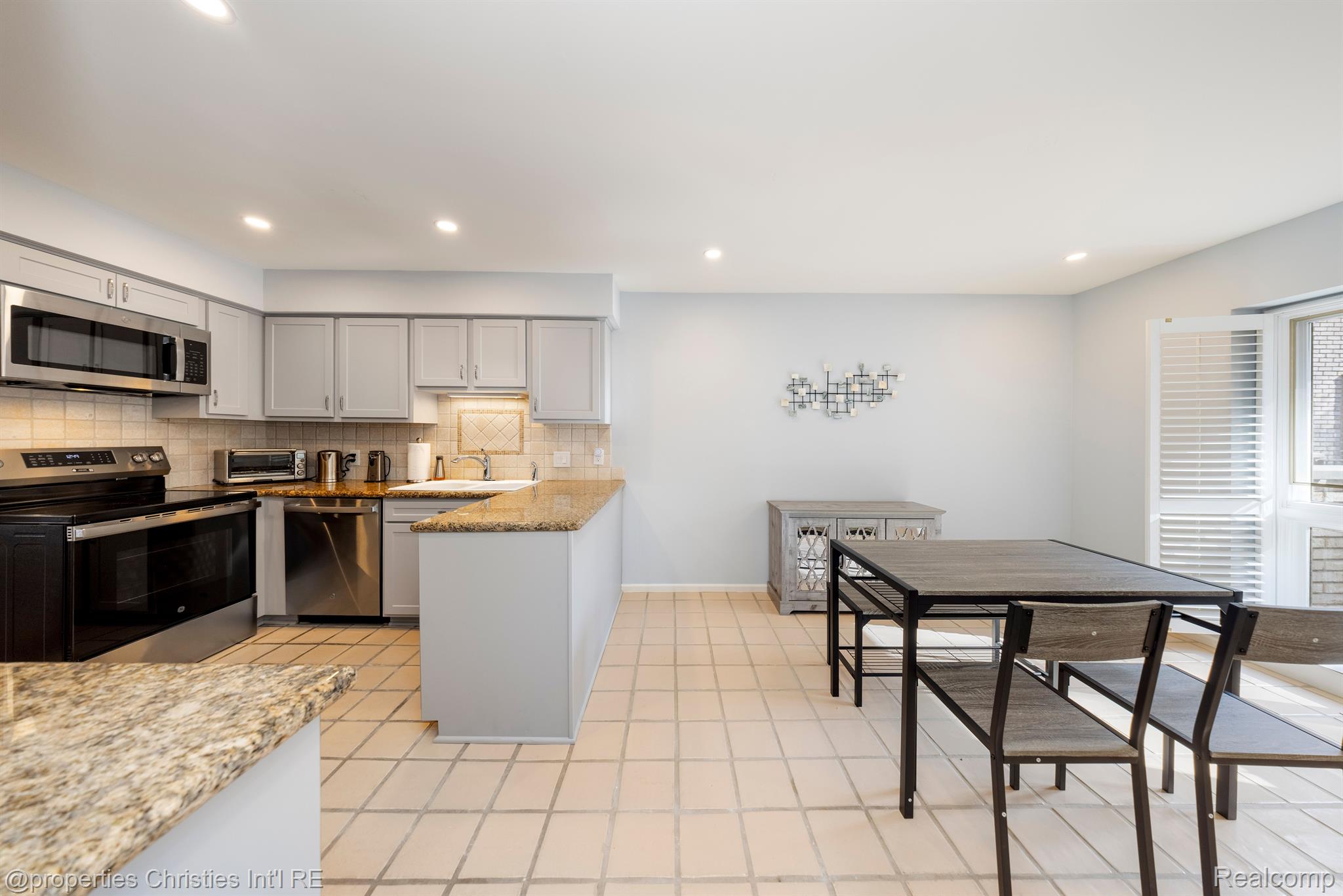 1117 IVYGLEN Circle