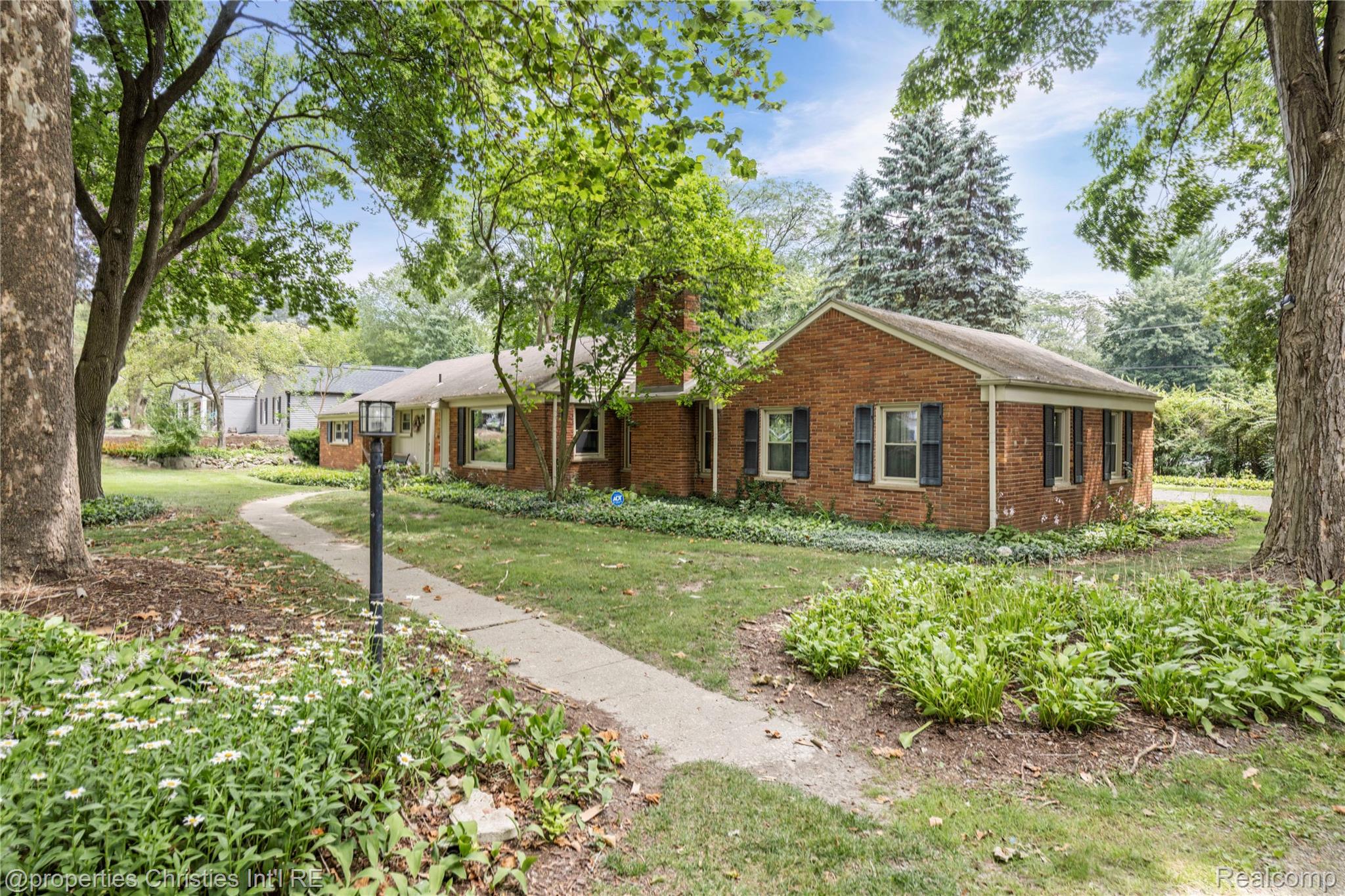 6391 Wing Lake Road