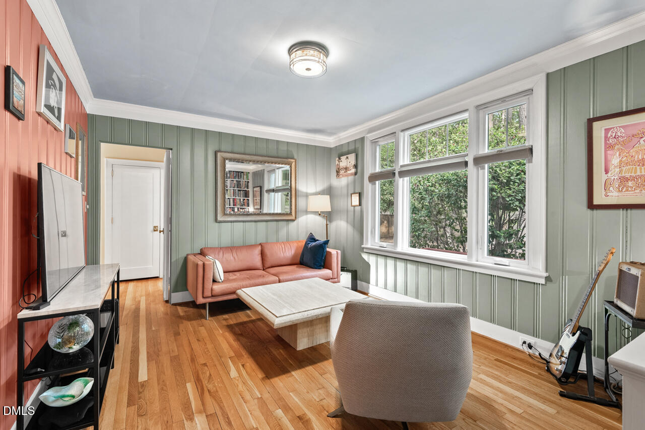 225 W Woodridge Drive