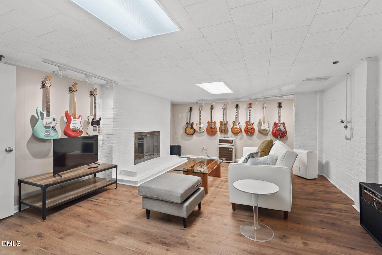 225 W Woodridge Drive