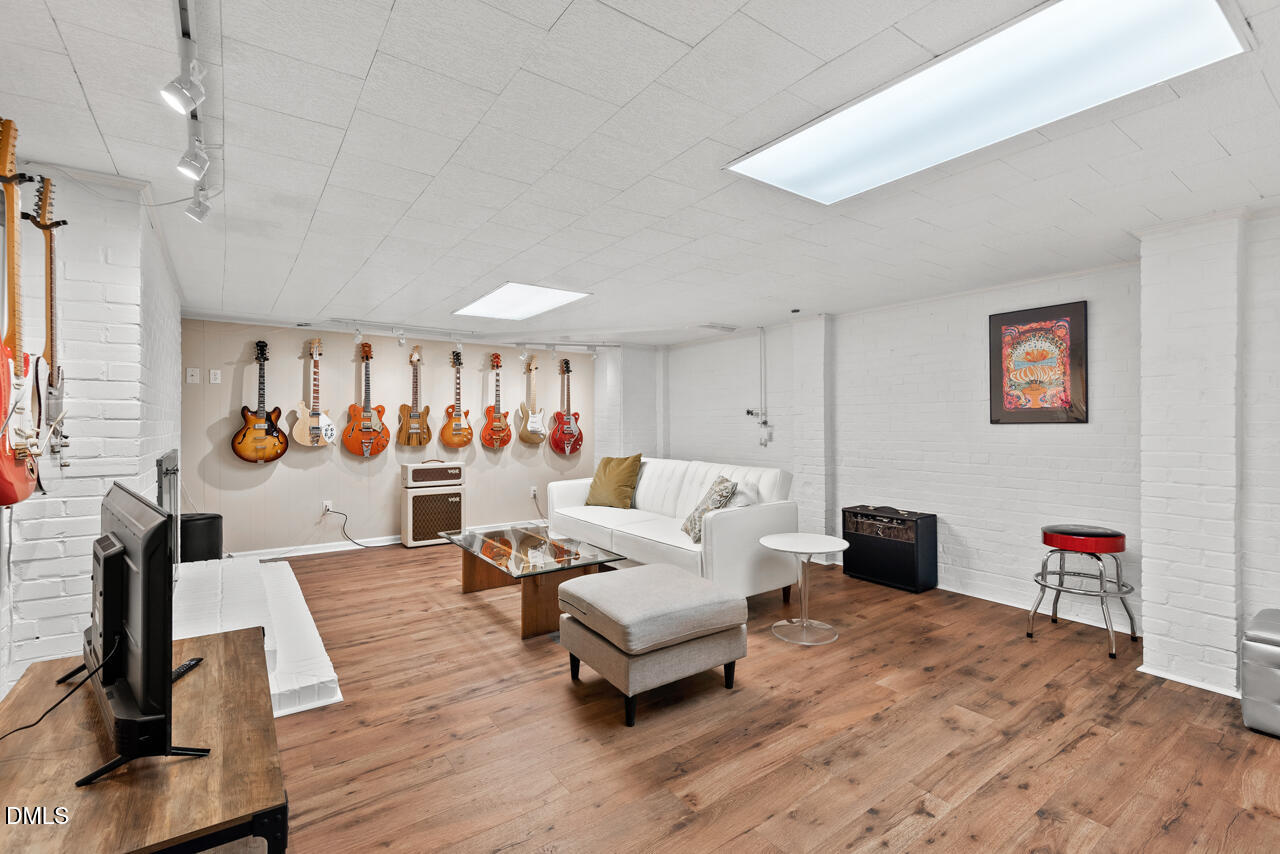 225 W Woodridge Drive