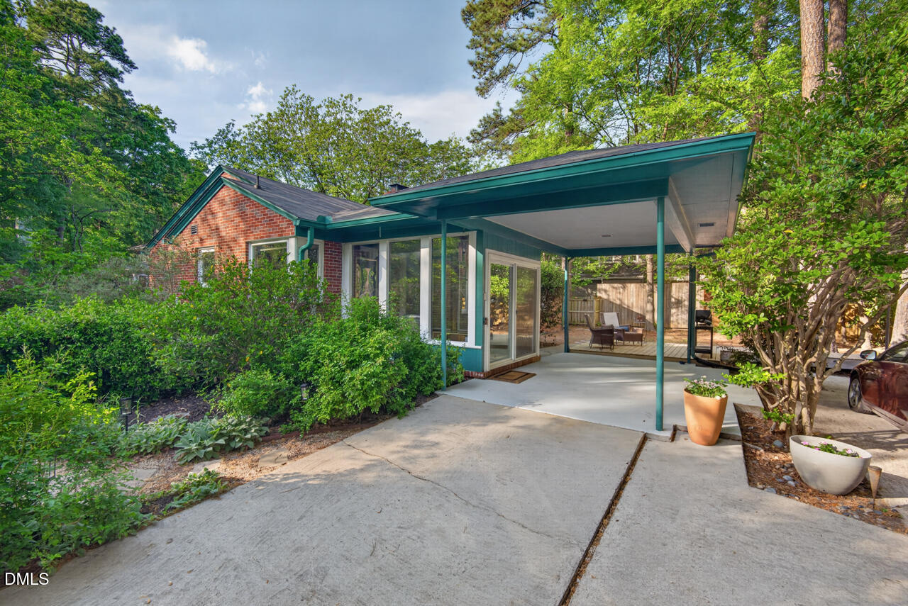 225 W Woodridge Drive