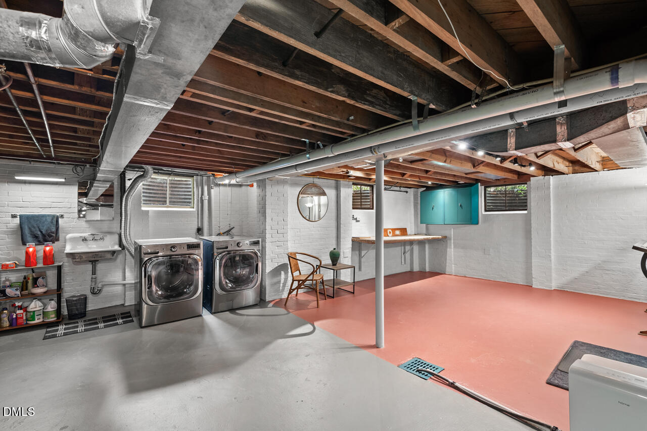 225 W Woodridge Drive