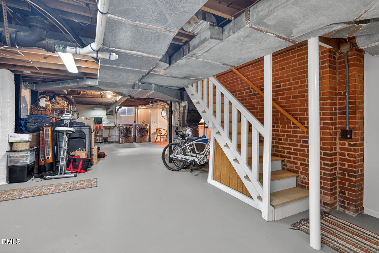225 W Woodridge Drive