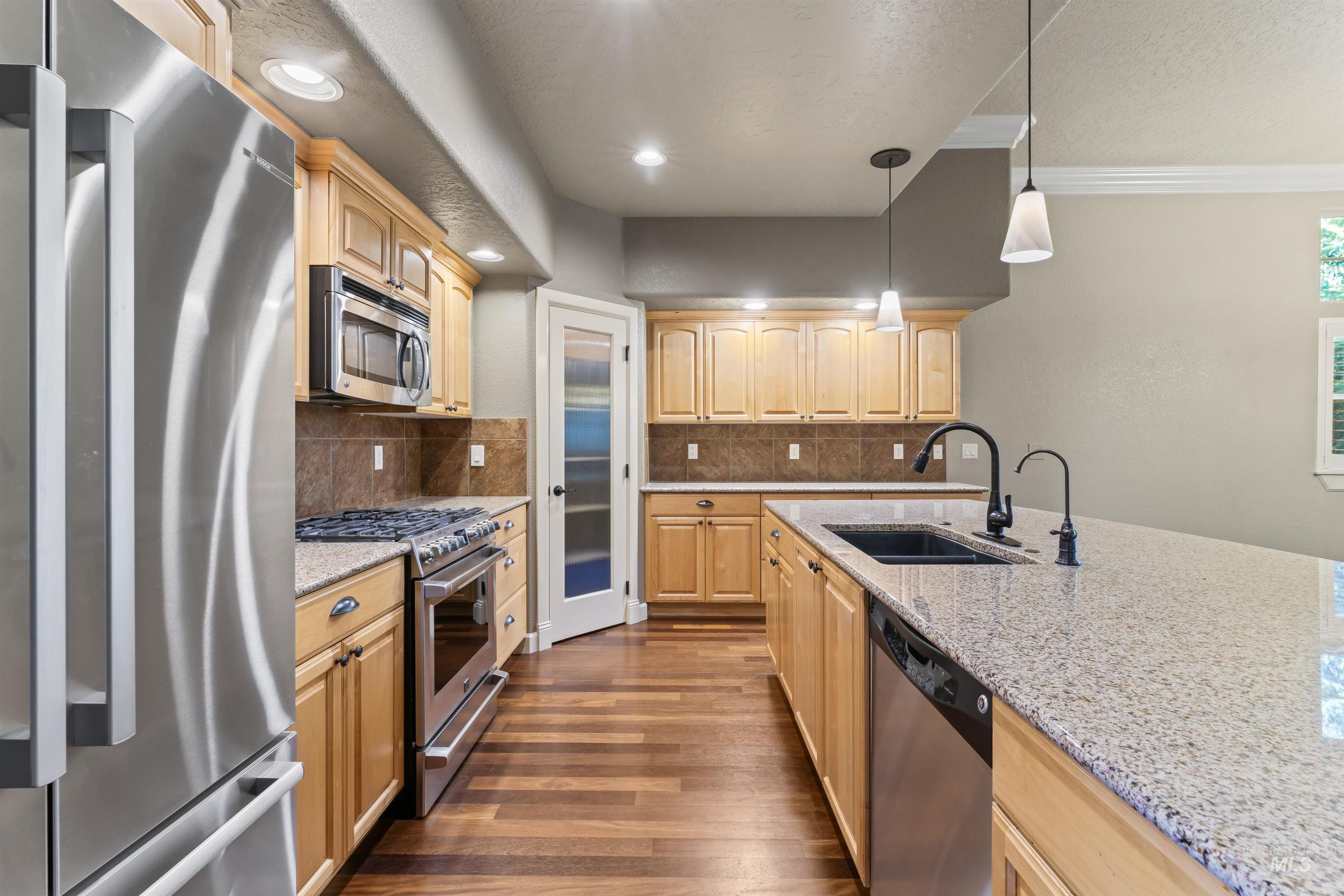 9641 W Sultana