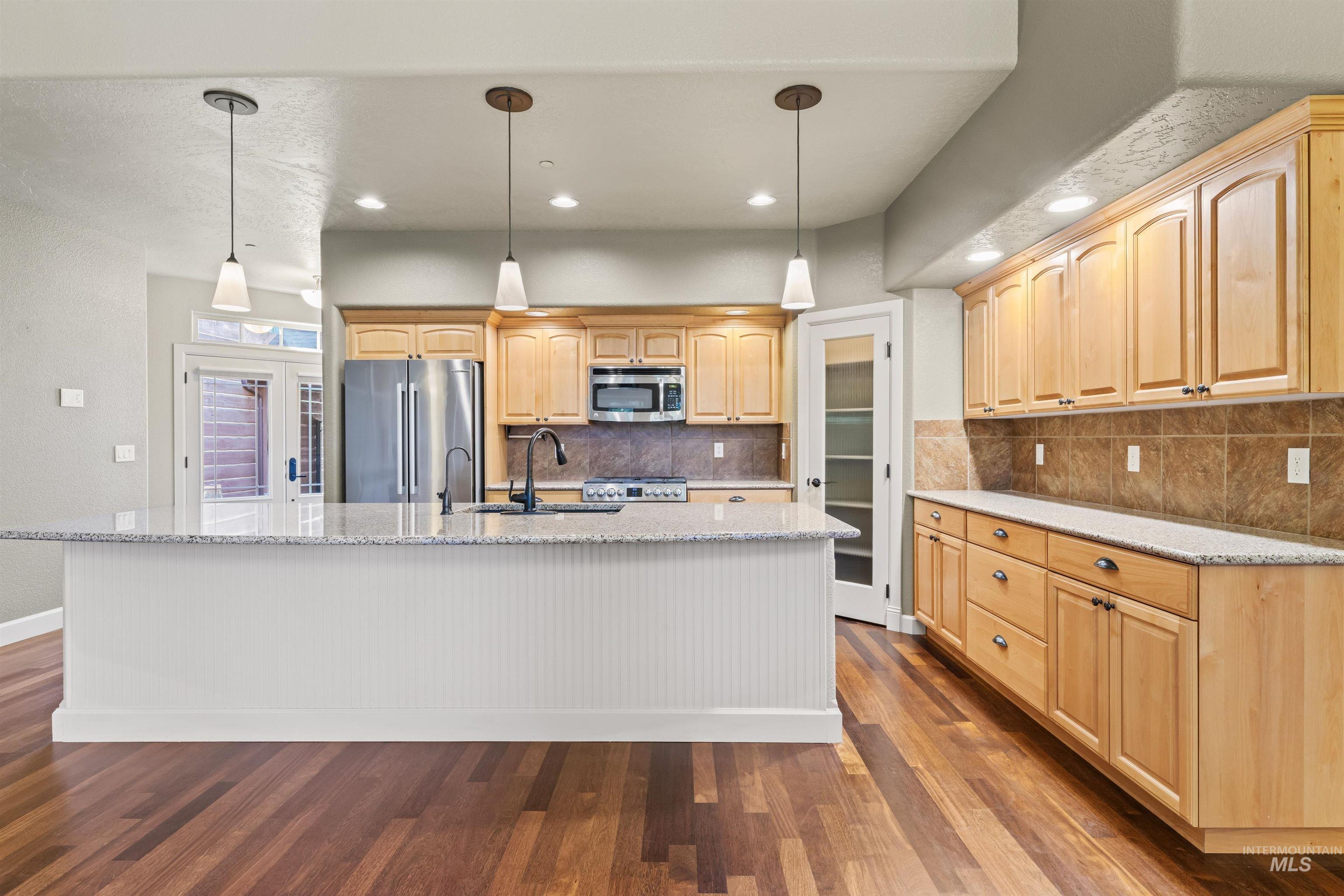 9641 W Sultana