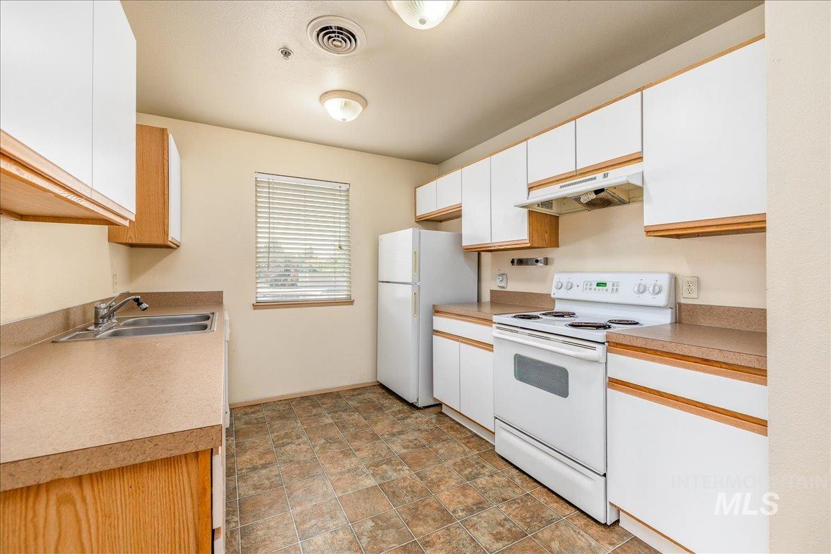 3323 N Lakeharbor Ln Unit: 201