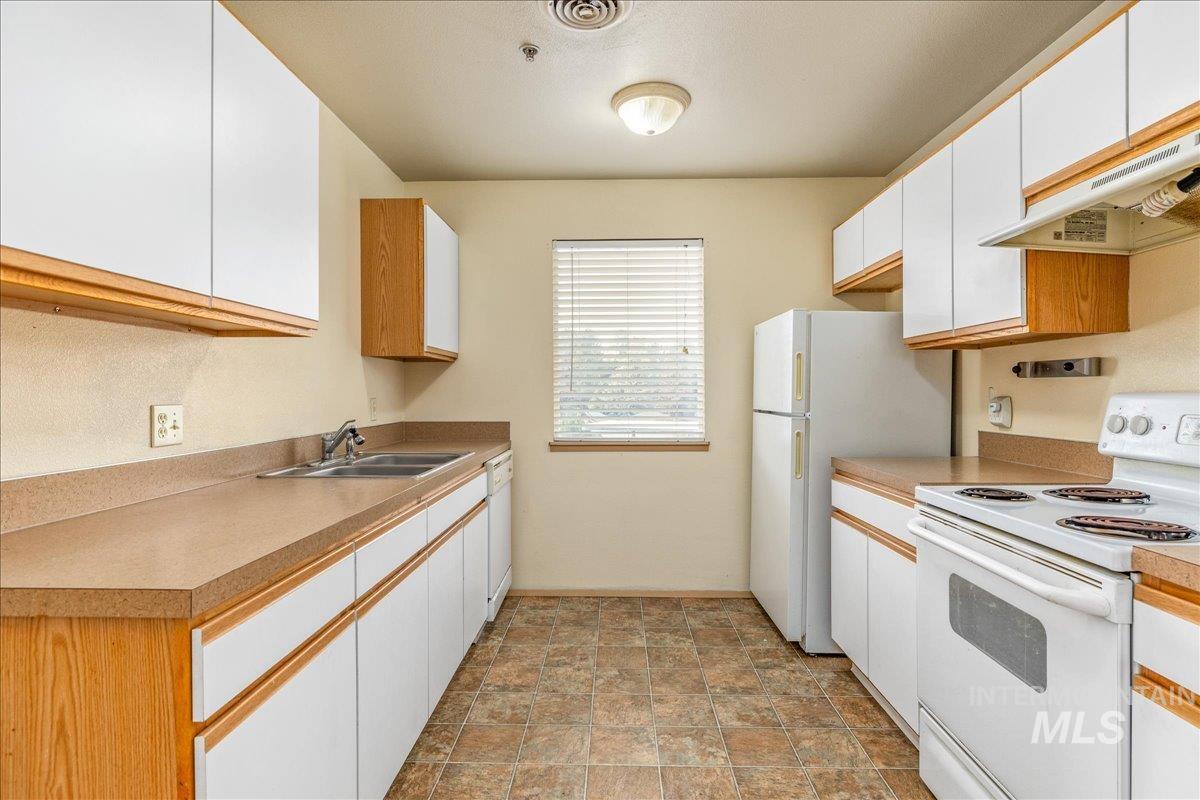 3323 N Lakeharbor Ln Unit: 201