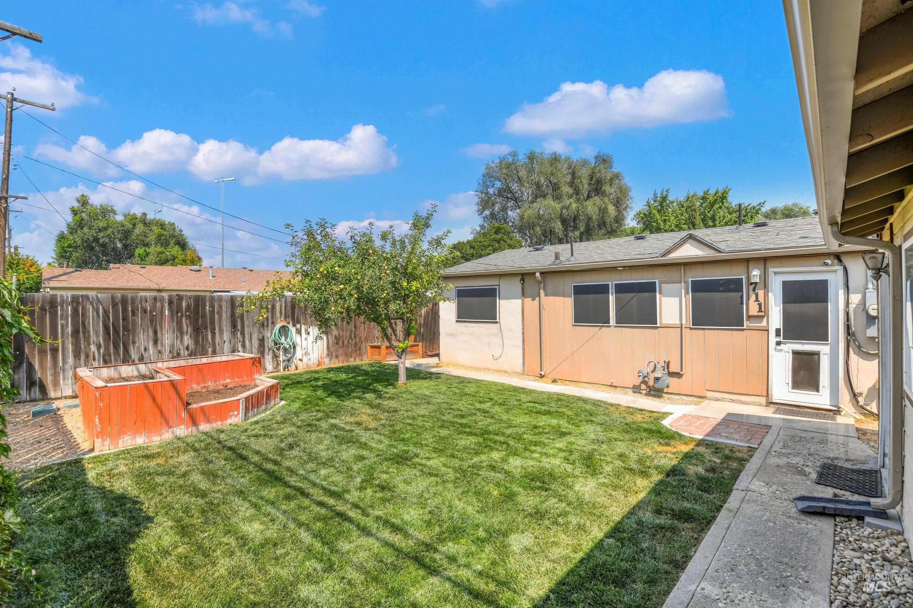 711 S Nectarine St