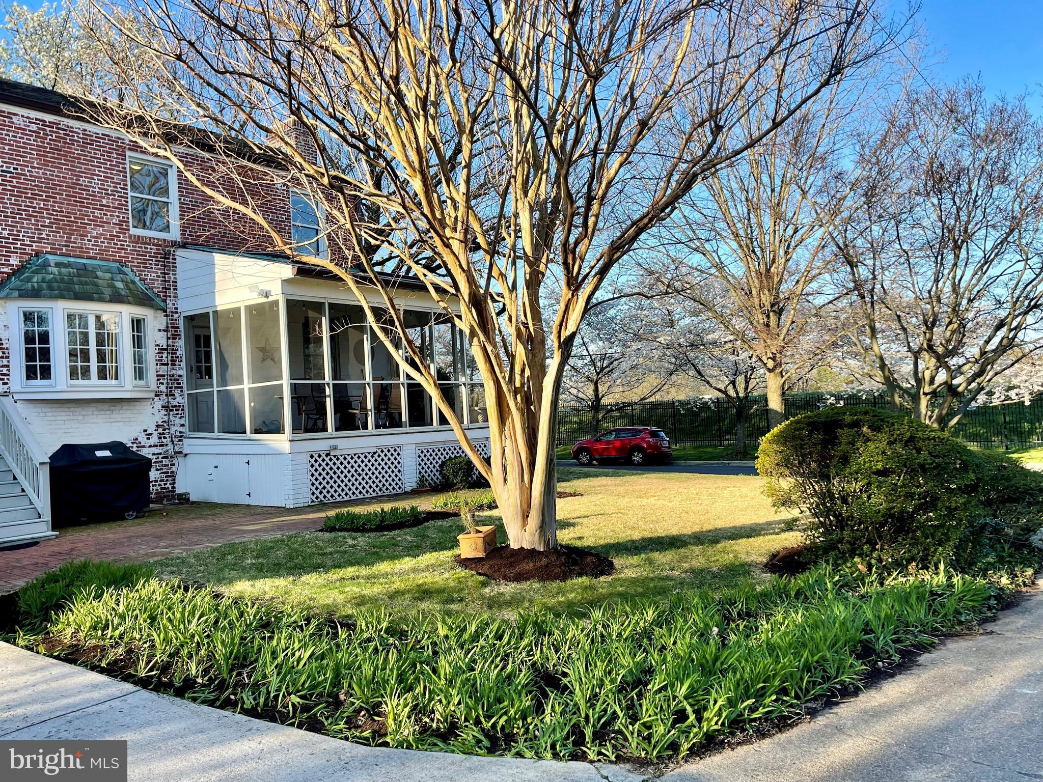 4353 Verplanck Pl NW