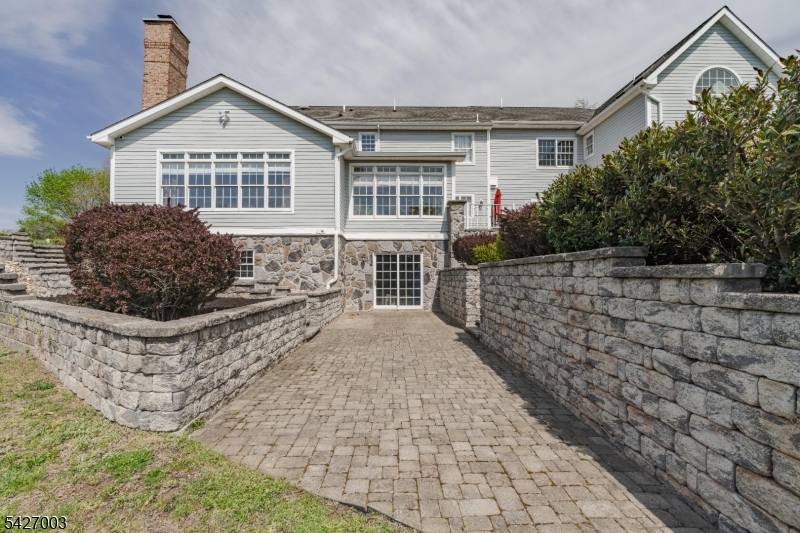 22 Spruce Ln