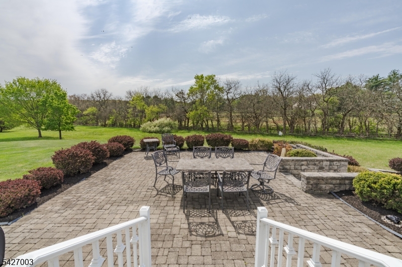 22 Spruce Ln