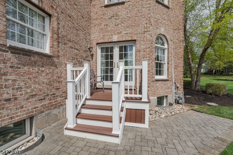 22 Spruce Ln