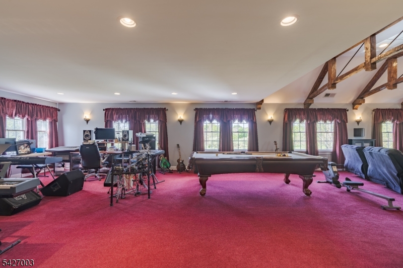 22 Spruce Ln