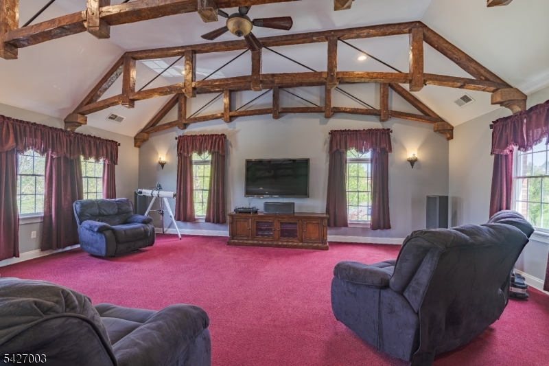22 Spruce Ln