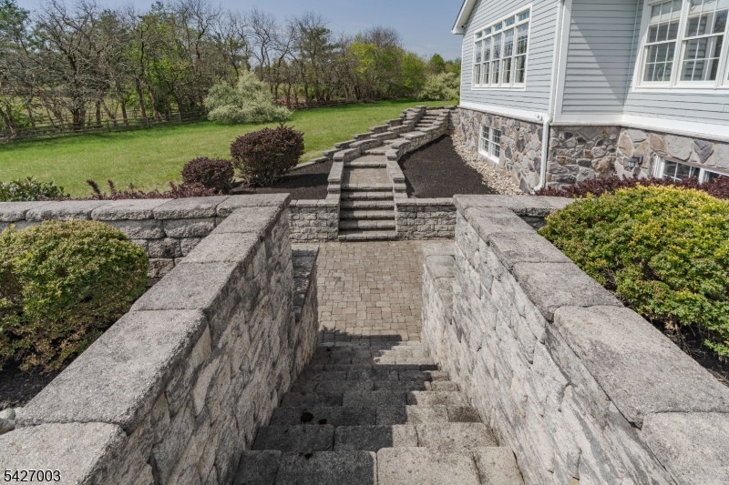 22 Spruce Ln