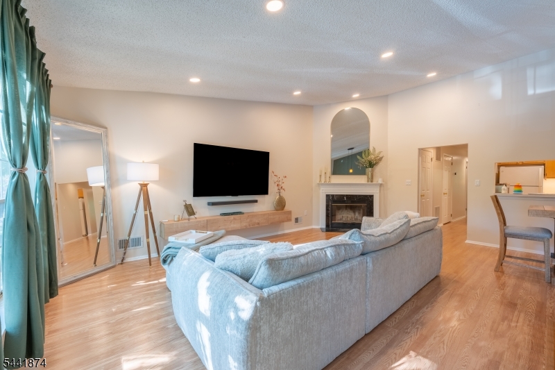 75 Gregory Ln 1506