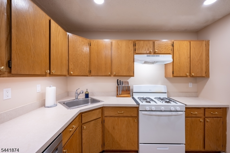 75 Gregory Ln 1506