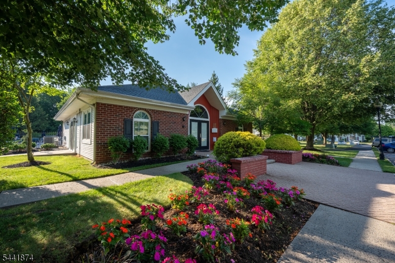 75 Gregory Ln 1506