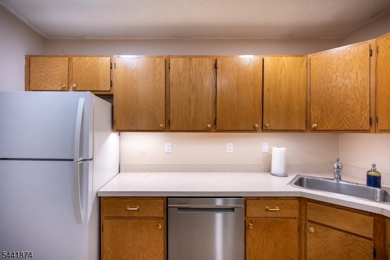 75 Gregory Ln 1506