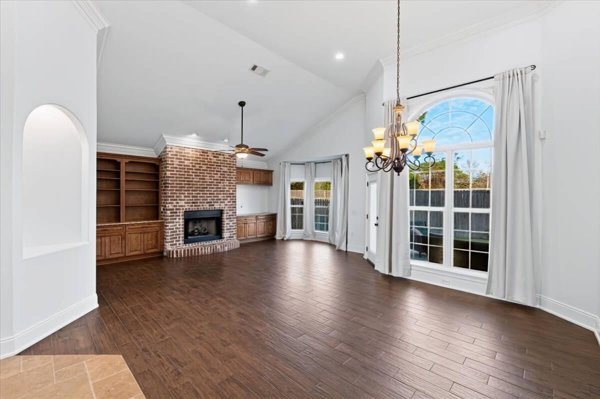 5347 Woodlake