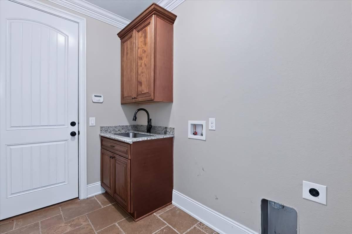 5347 Woodlake