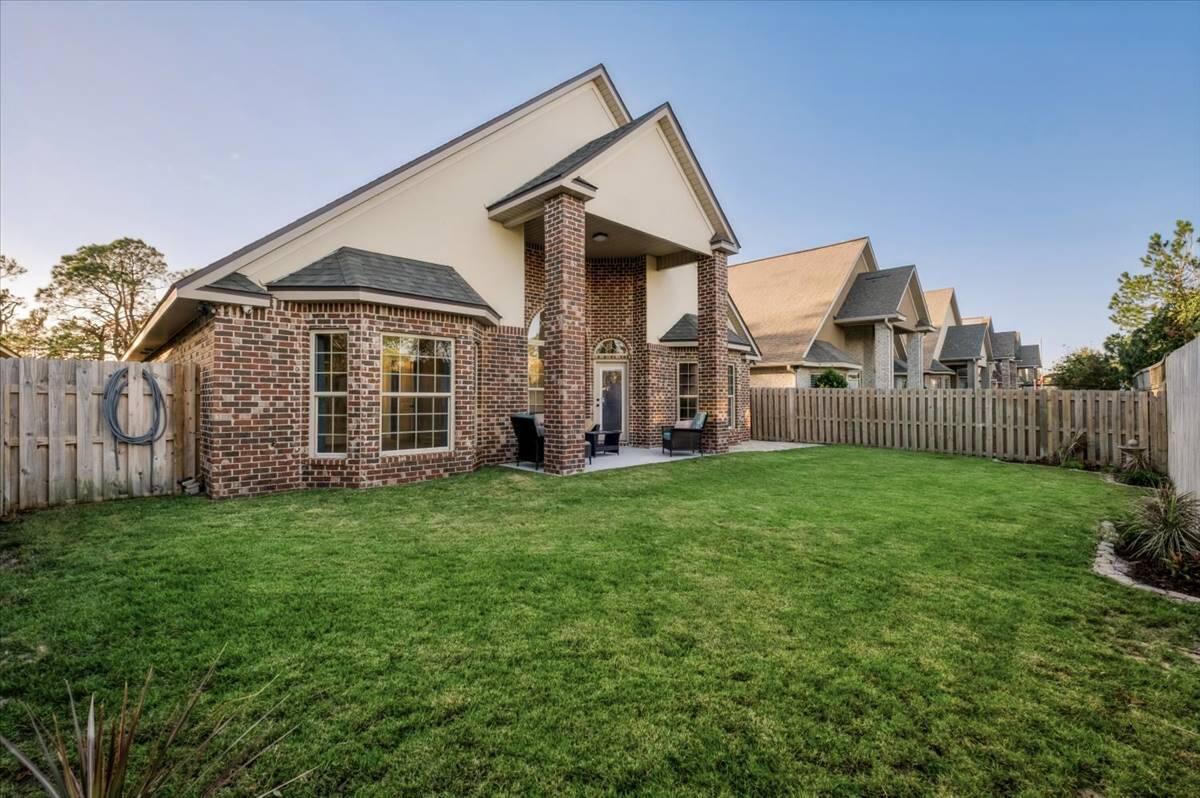 5347 Woodlake