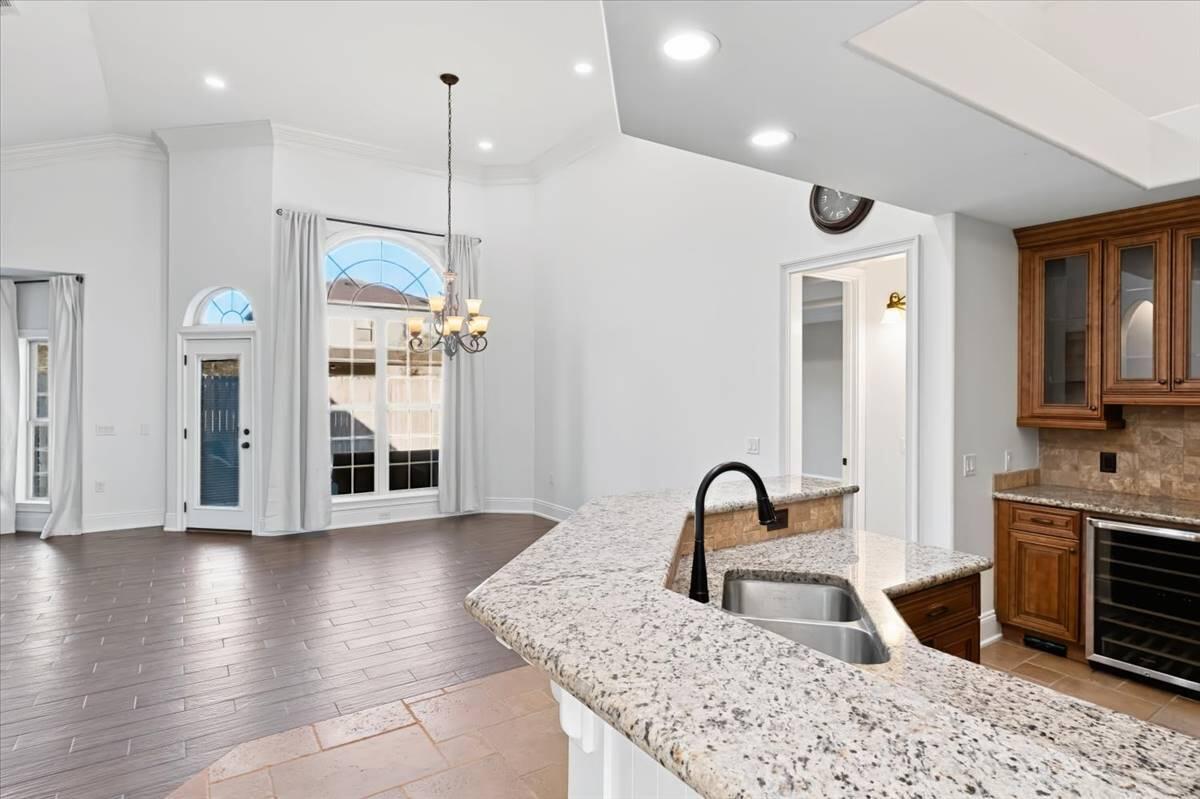 5347 Woodlake