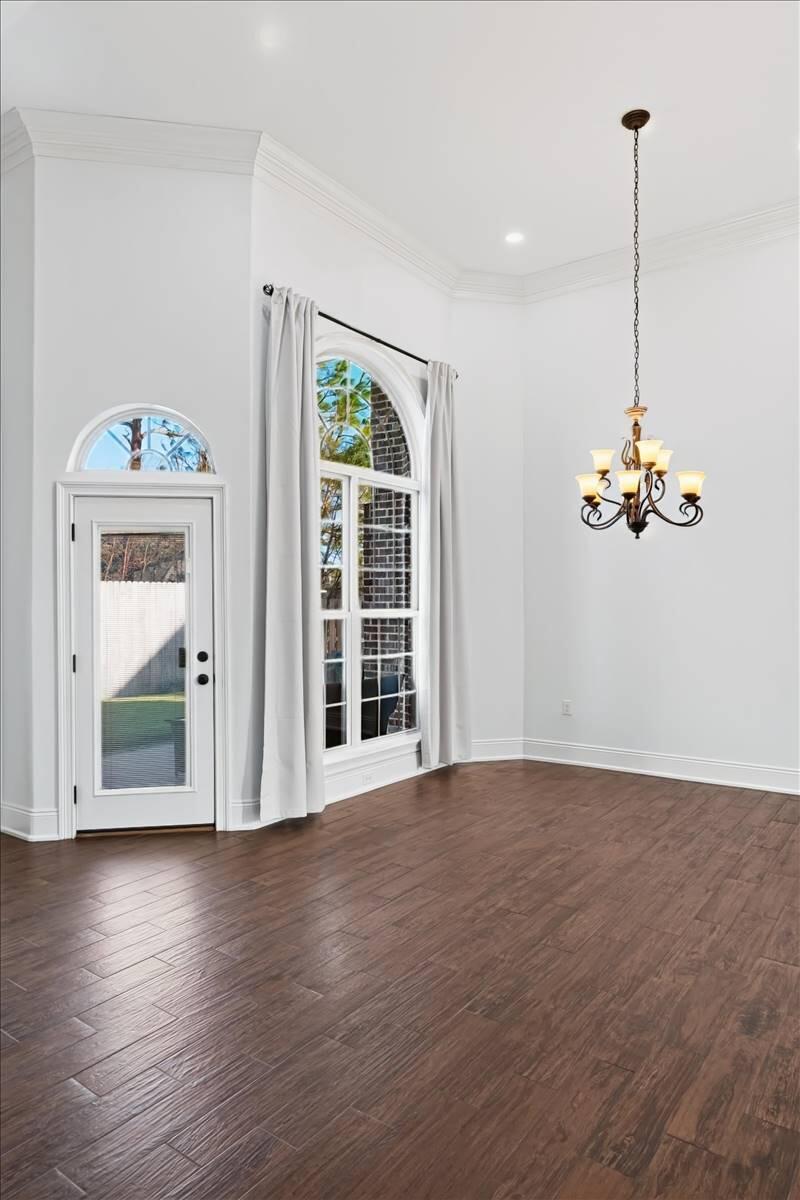 5347 Woodlake
