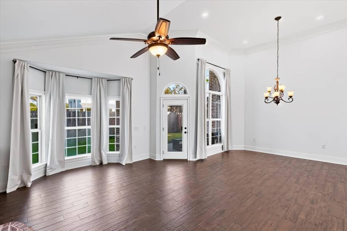 5347 Woodlake