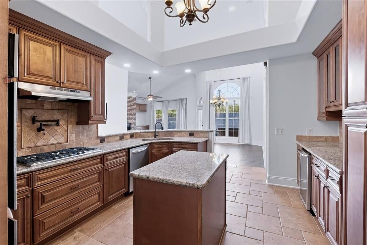 5347 Woodlake