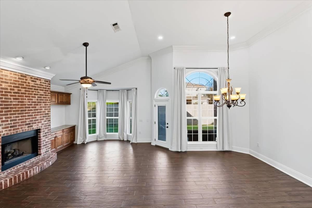 5347 Woodlake