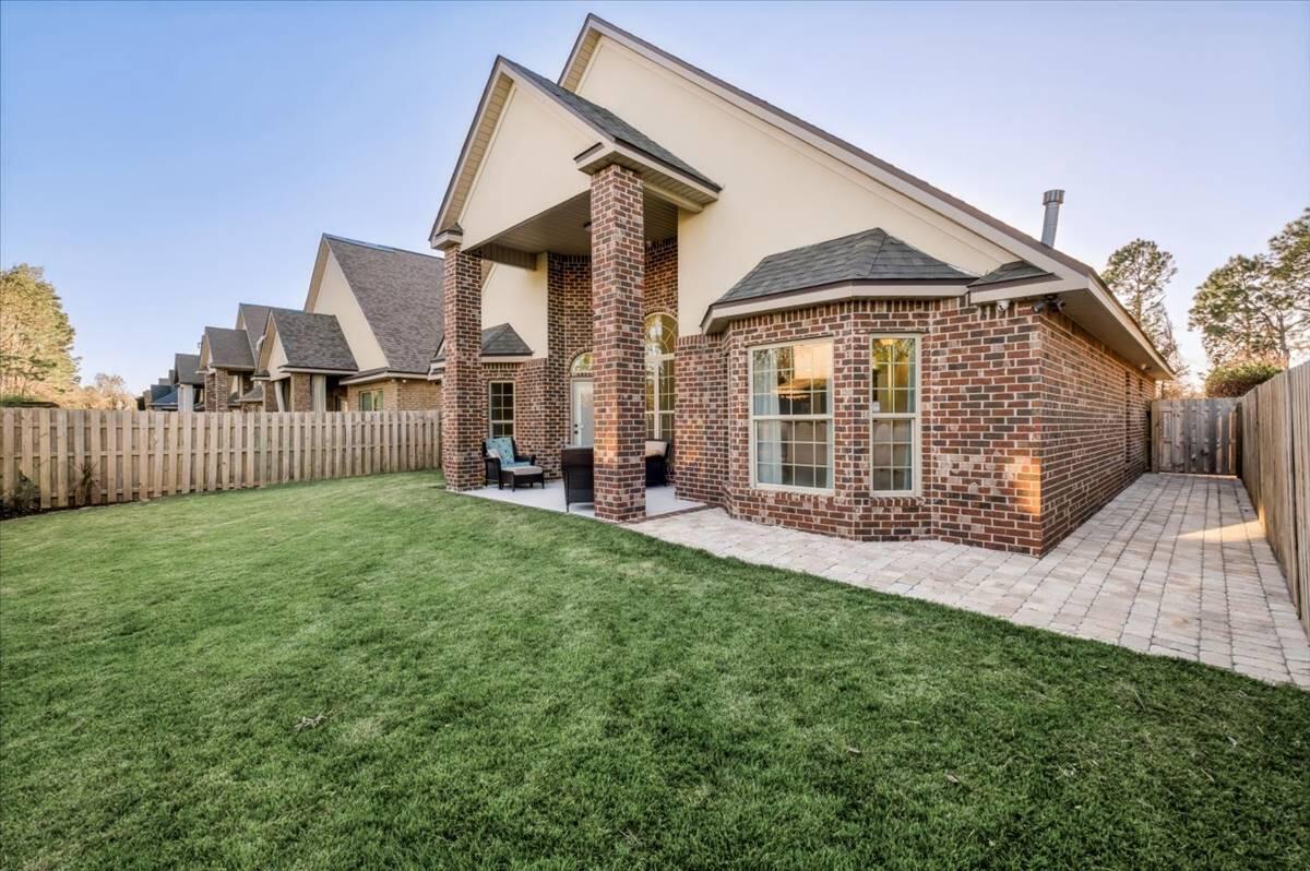 5347 Woodlake