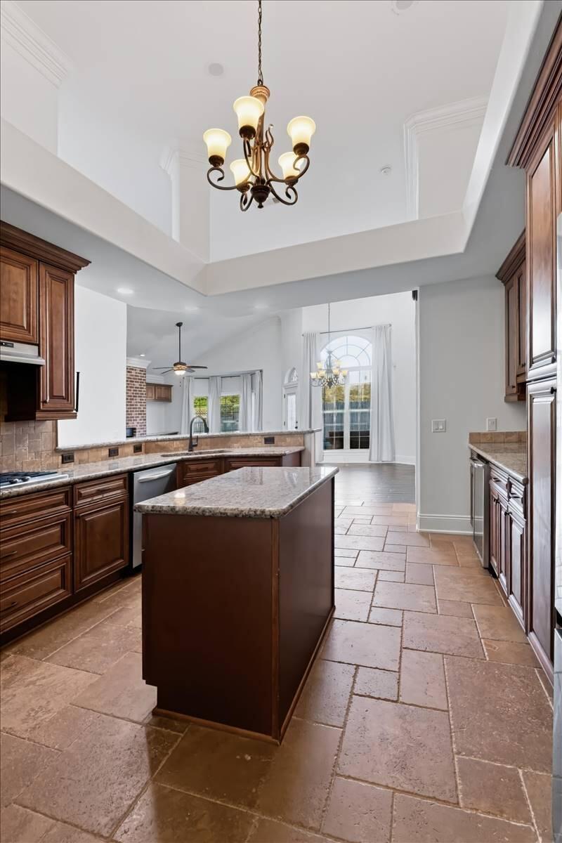 5347 Woodlake