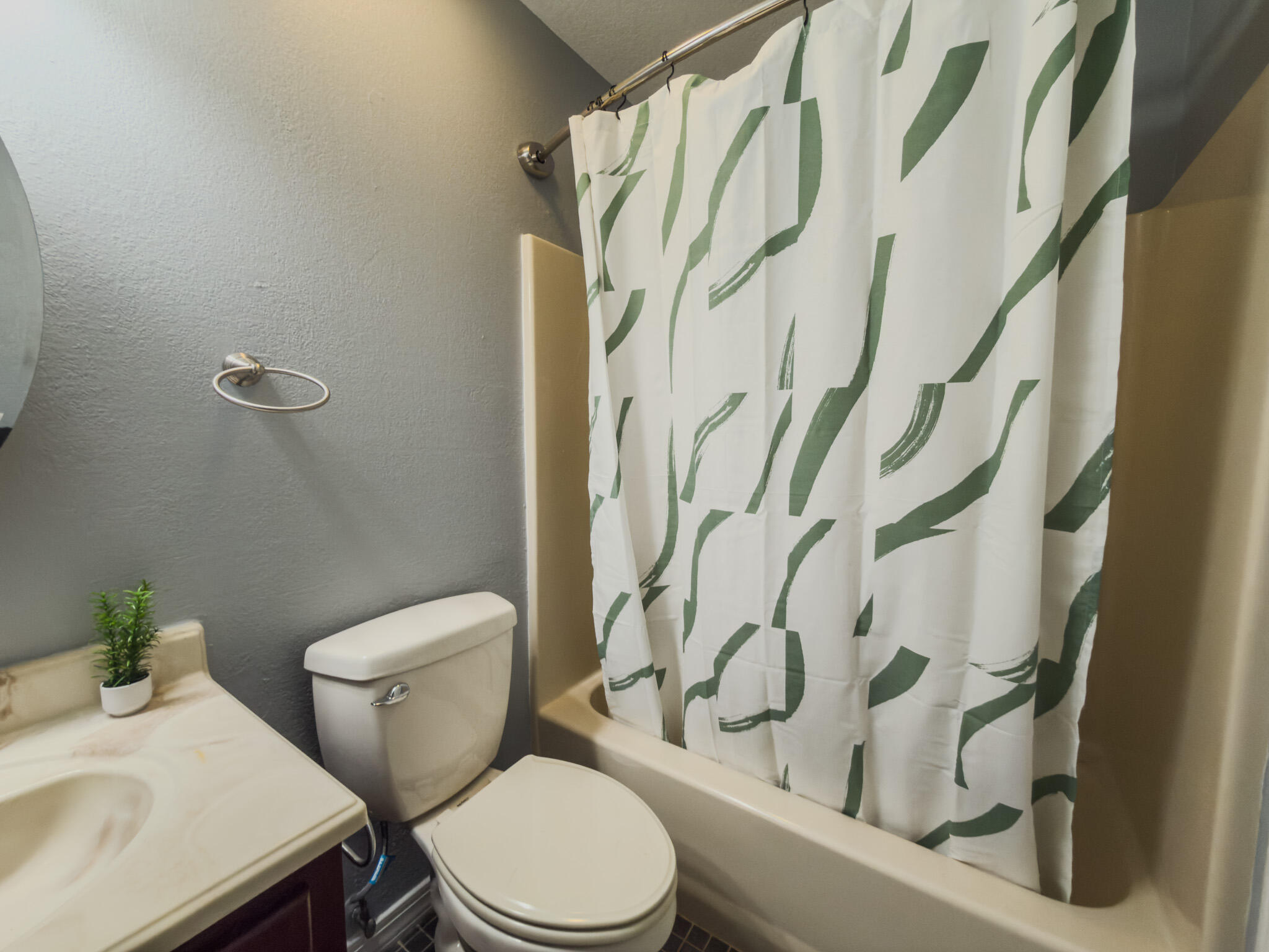 209 W Pinoak Court