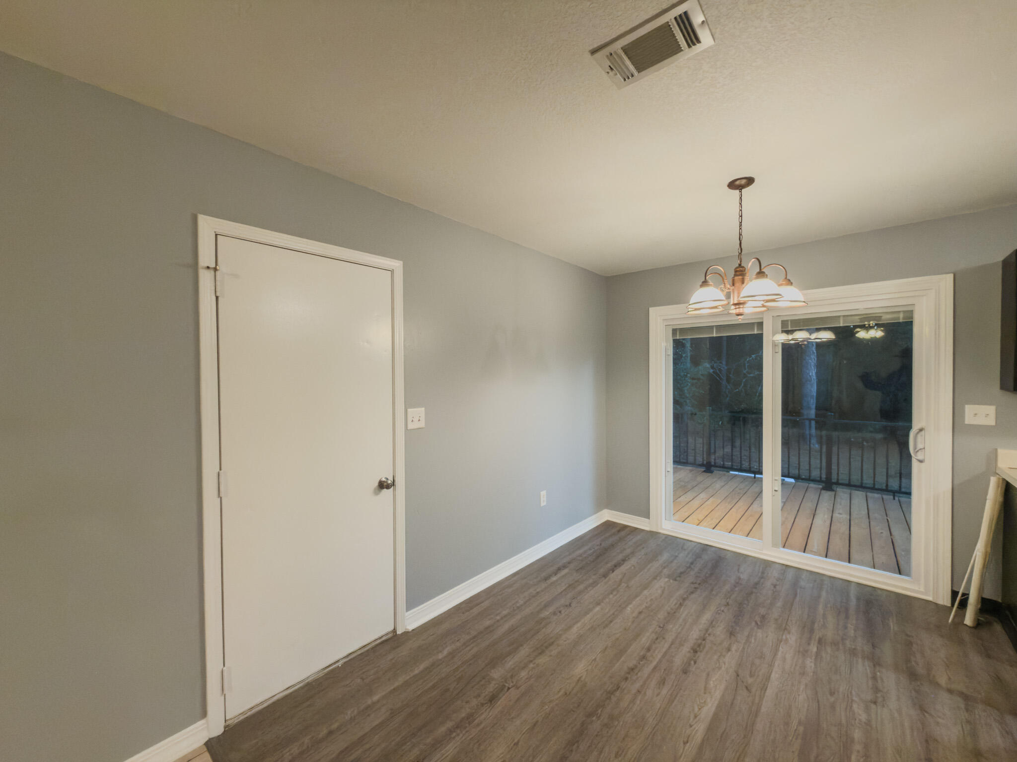 209 W Pinoak Court