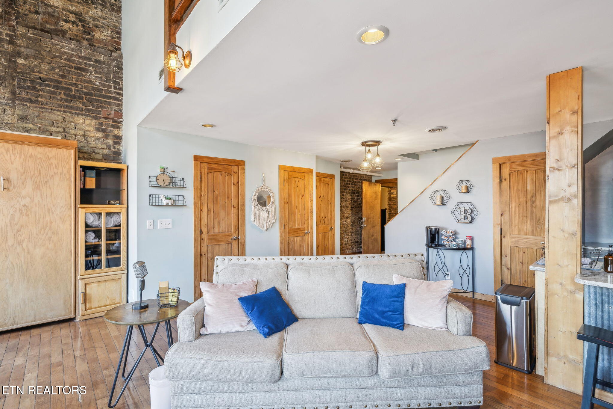 105 W Jackson Ave, 1