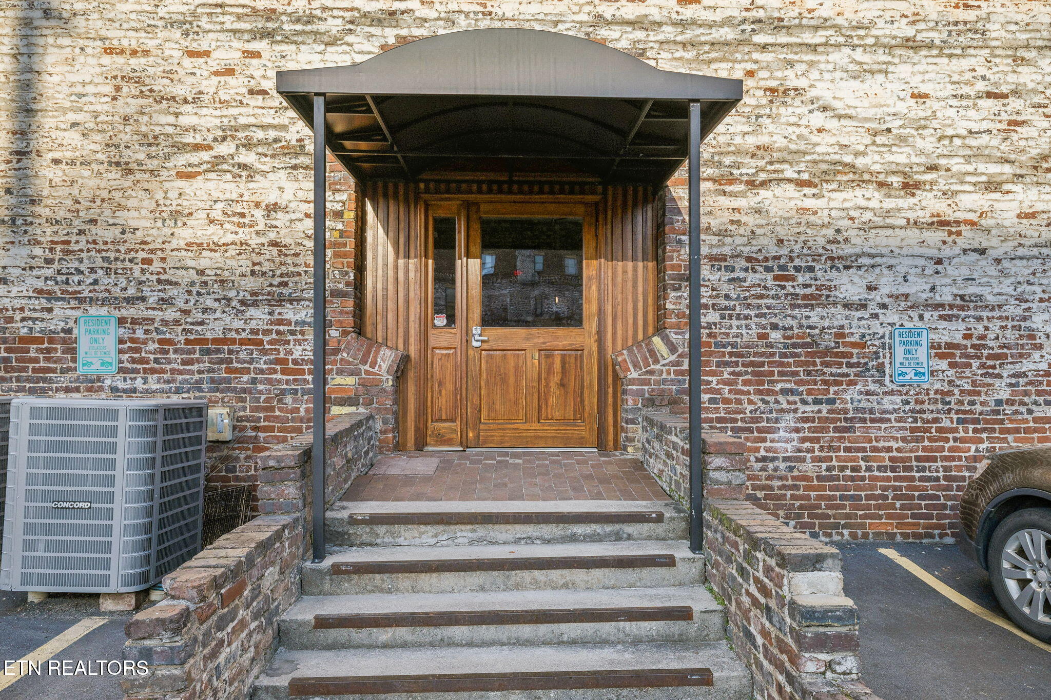 105 W Jackson Ave, 1