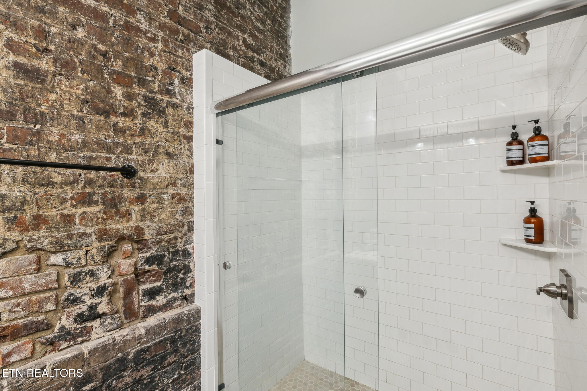 105 W Jackson Ave, 1