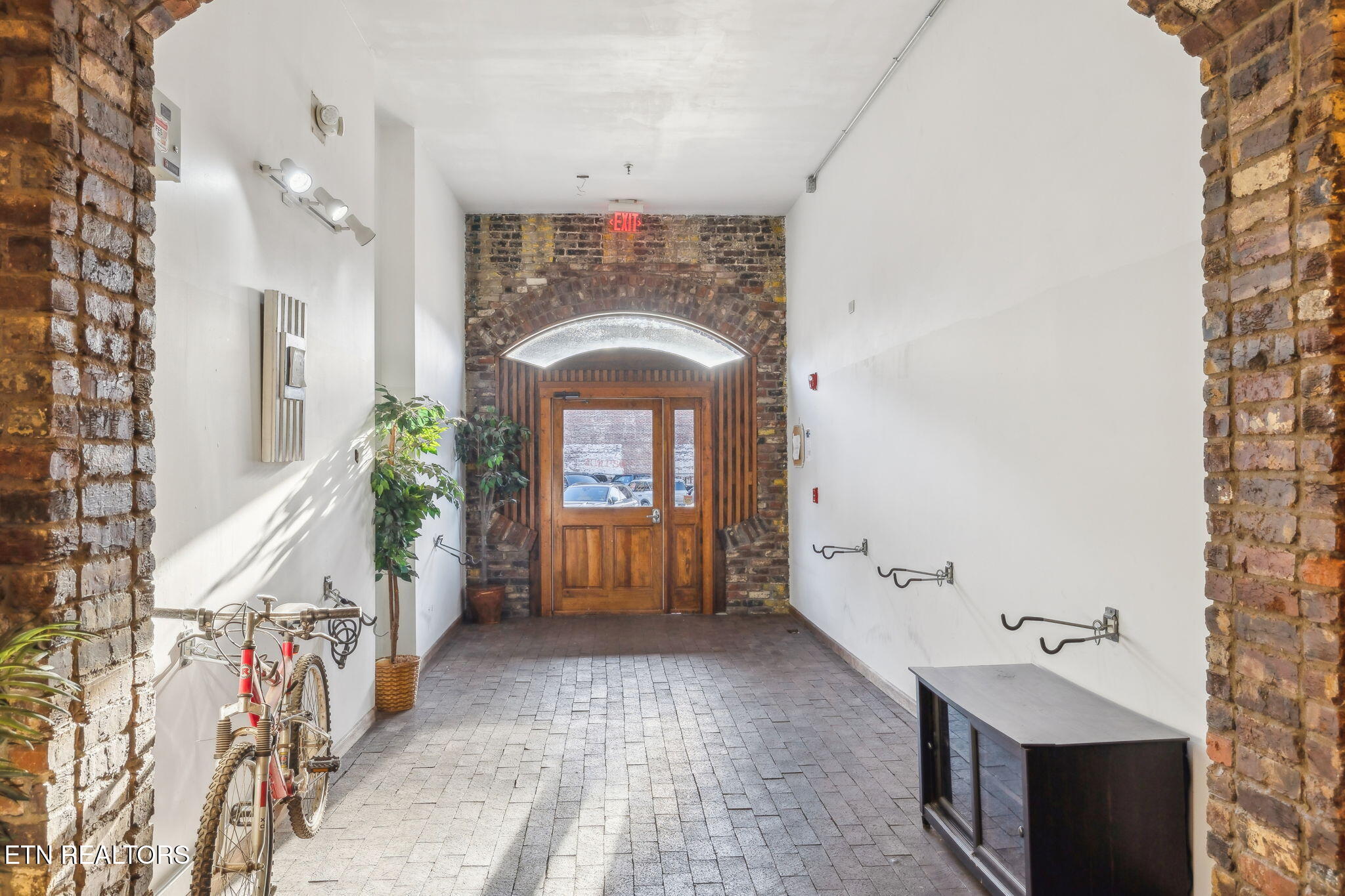 105 W Jackson Ave, 1