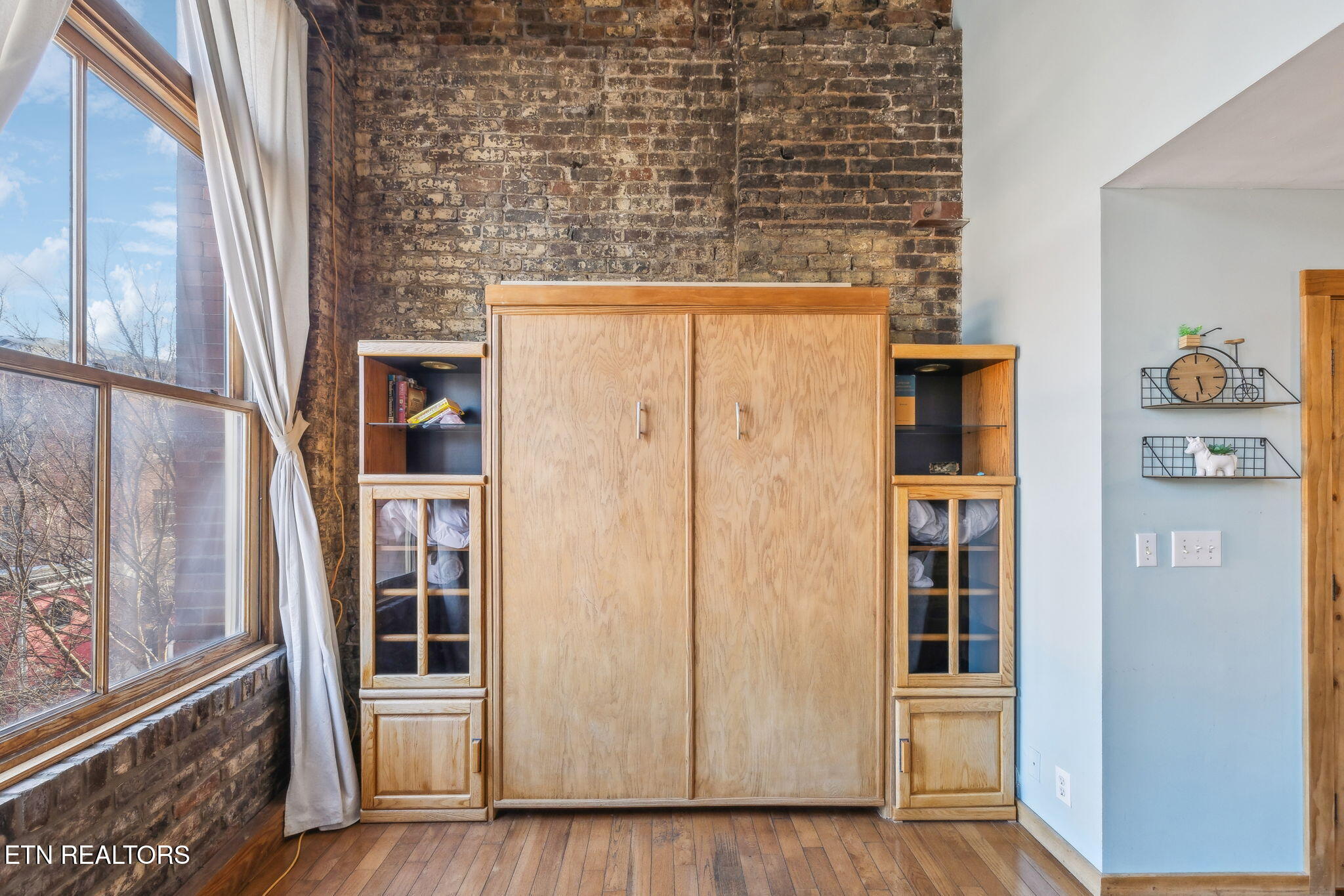 105 W Jackson Ave, 1