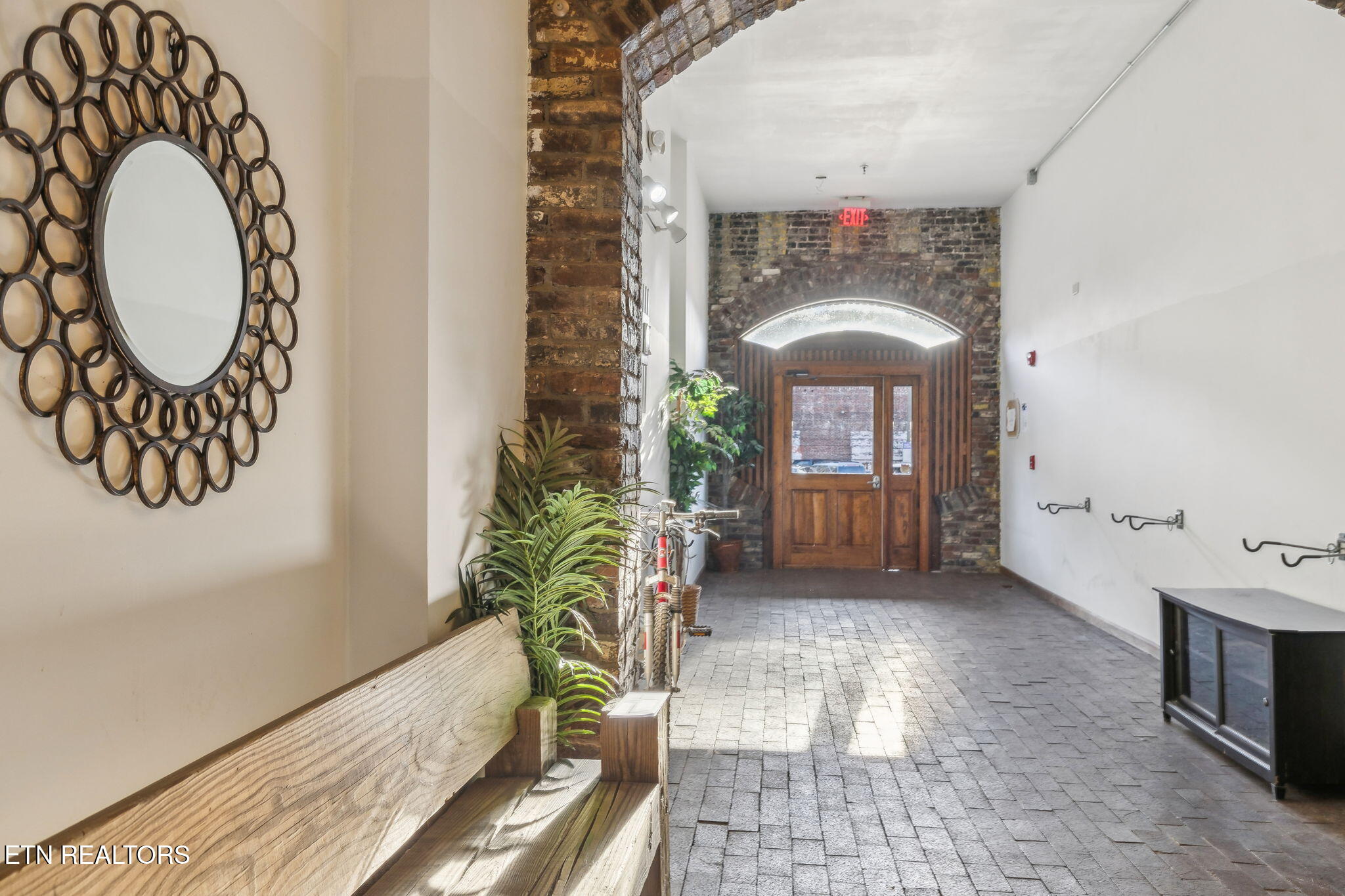 105 W Jackson Ave, 1