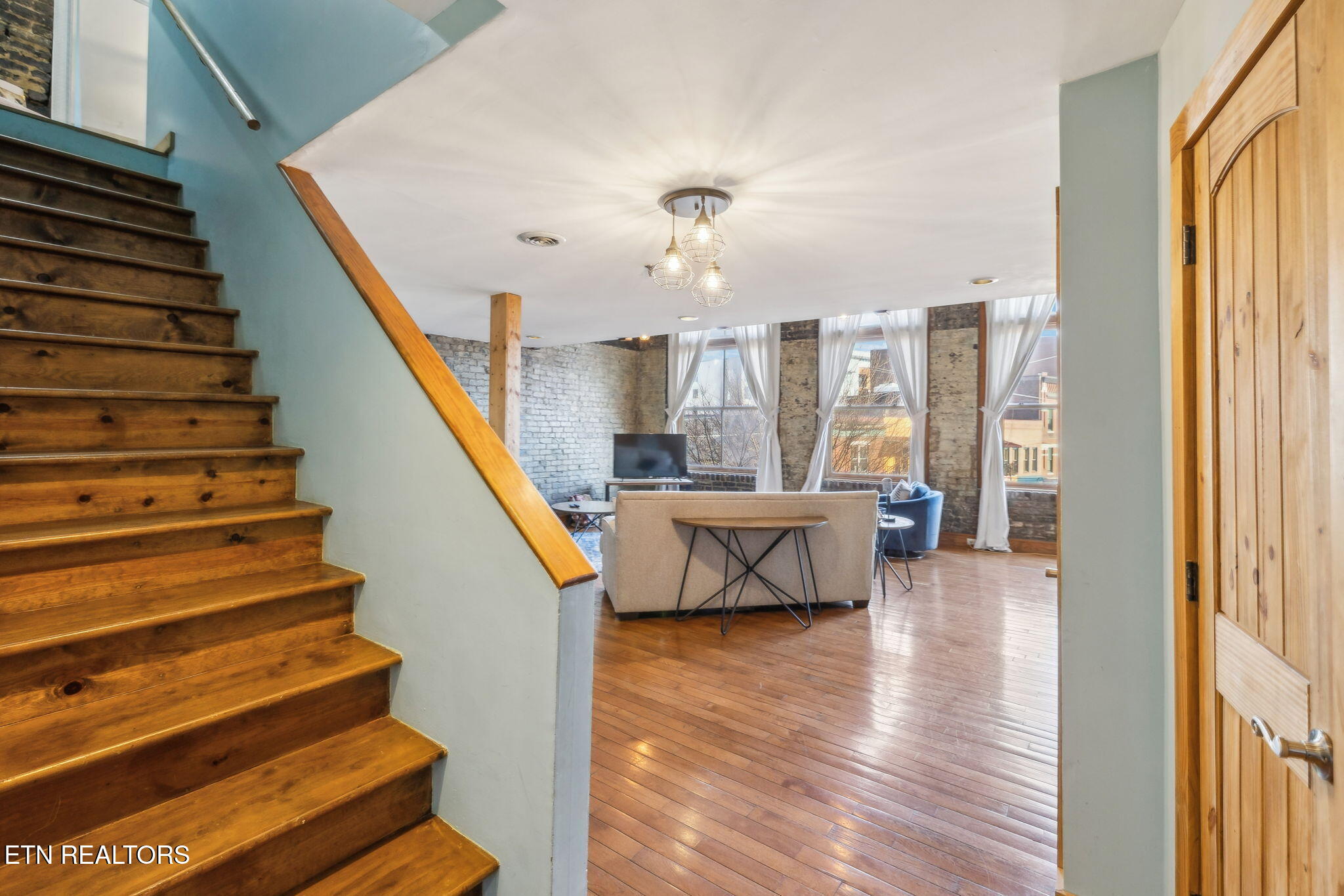 105 W Jackson Ave, 1