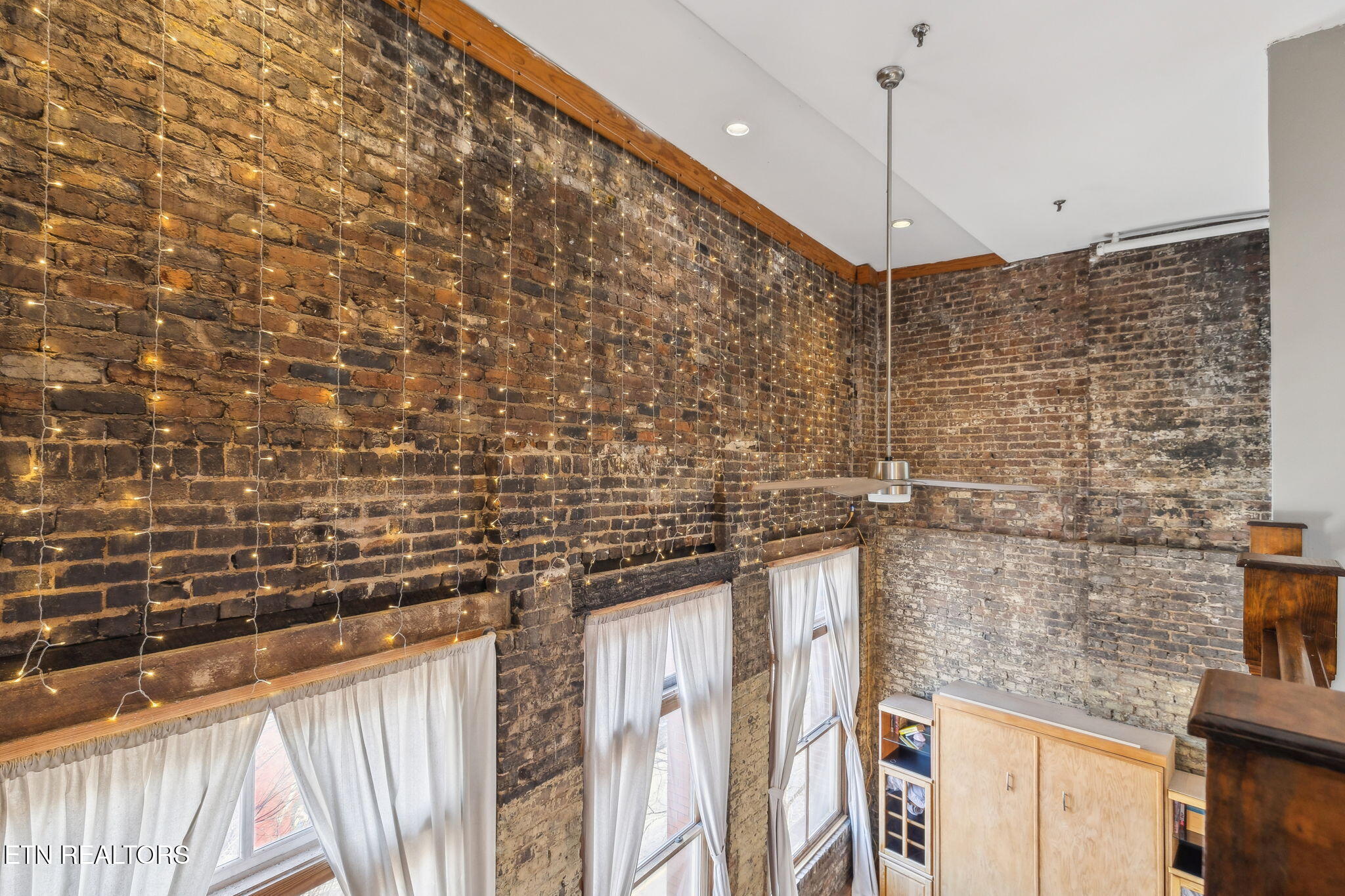 105 W Jackson Ave, 1