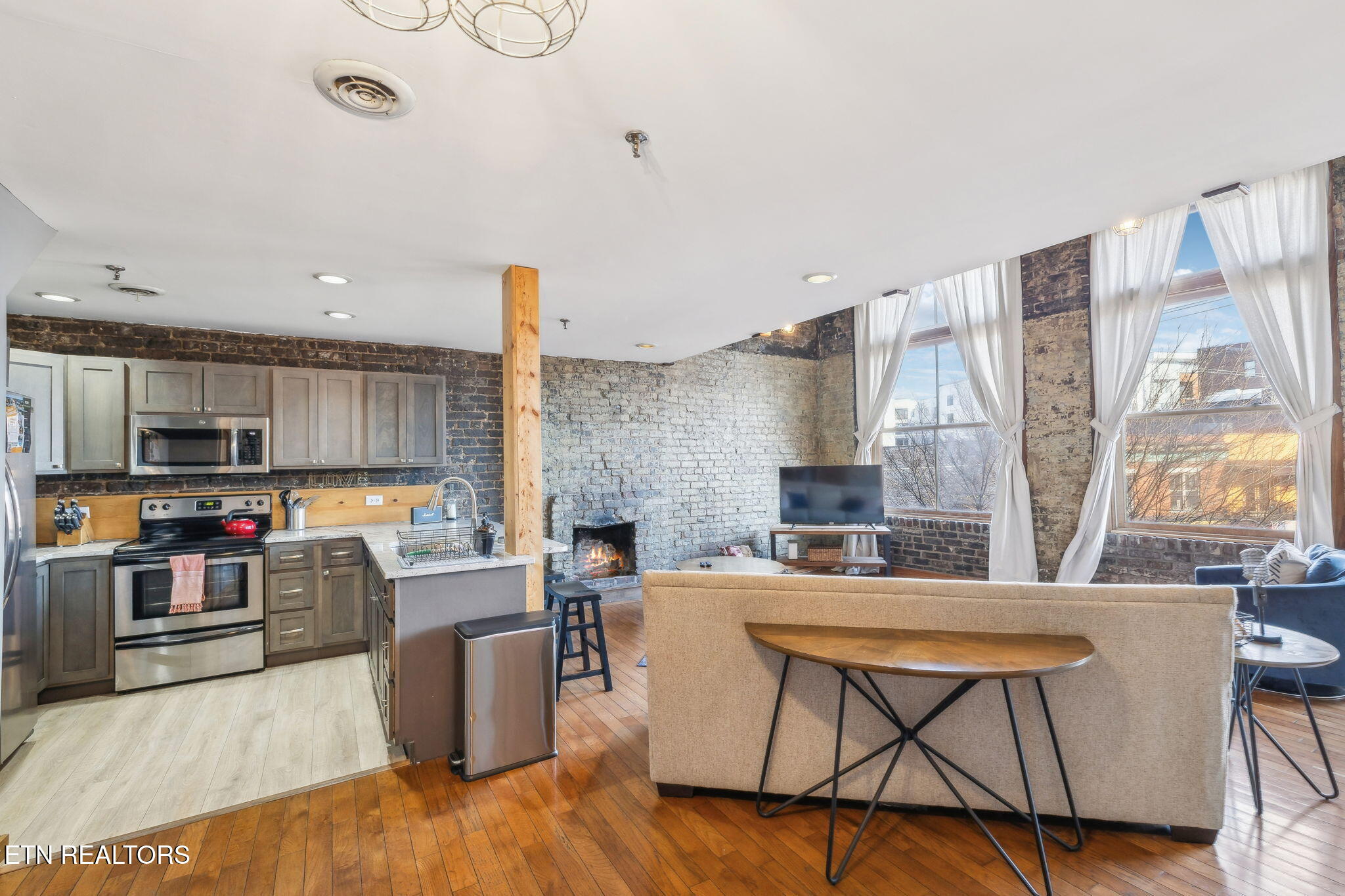 105 W Jackson Ave, 1