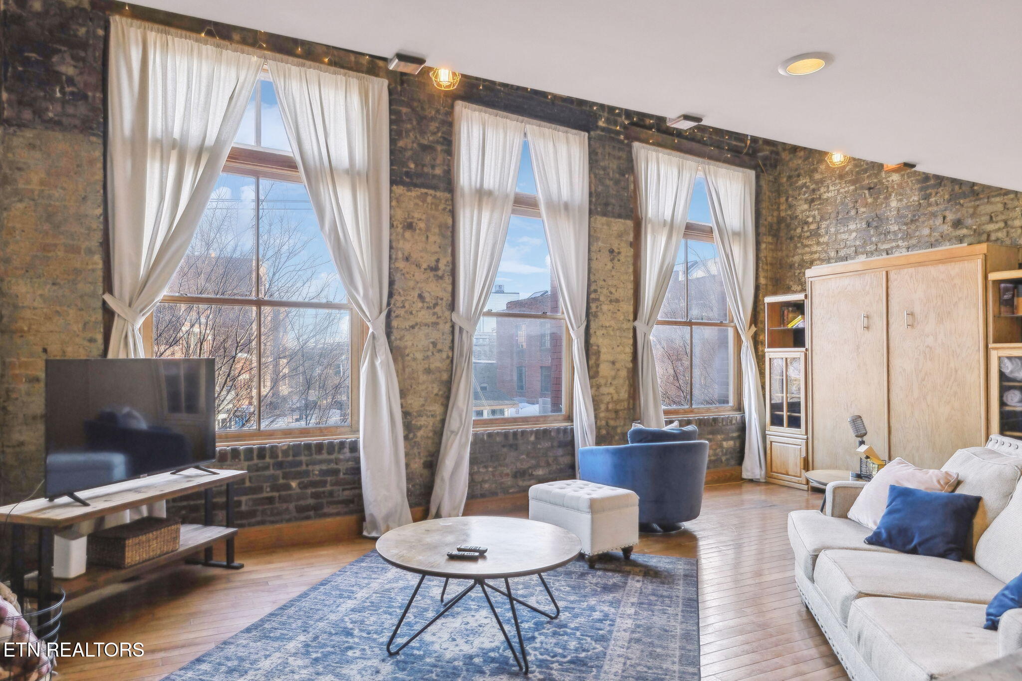 105 W Jackson Ave, 1