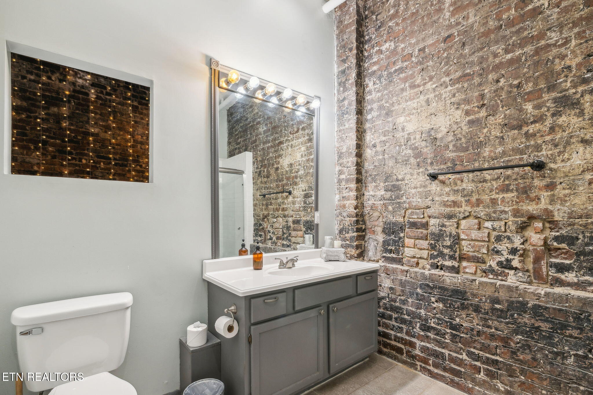 105 W Jackson Ave, 1